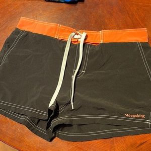 Meegsking Women’s Board Short, Large, black and salmon